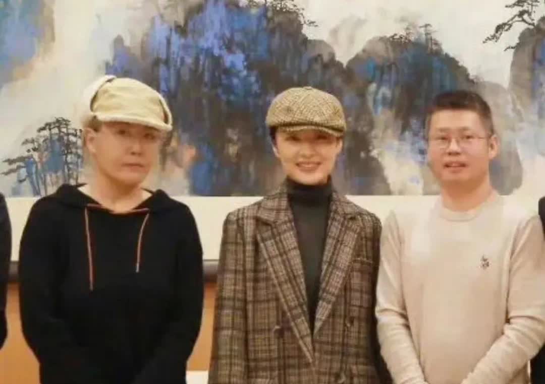 许晴与周涛在一起，俩人差1岁气质差距大，一个皮相美一个骨相美​