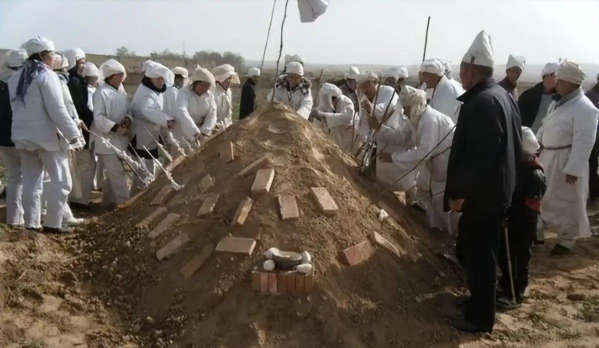 土葬不一定是最好的，人死后，身体还是活的！99%的人根本不知道，其实人在死后埋入