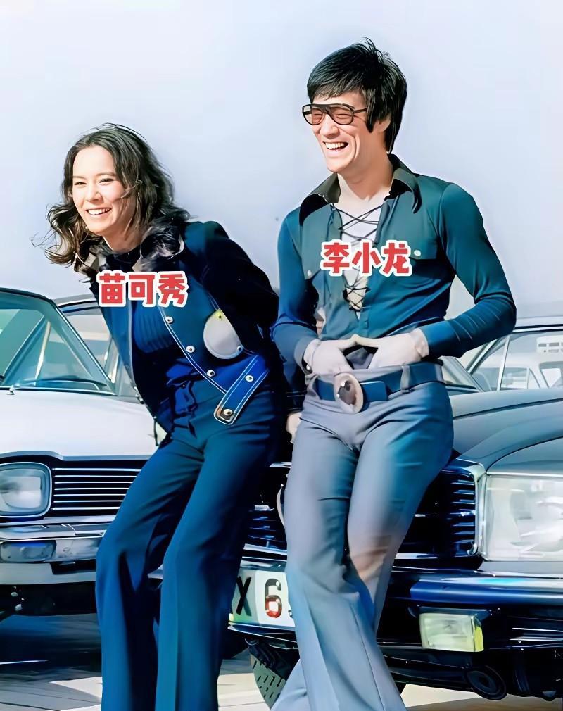那时候的龙哥看起来就已经很时尚了，你看这喇叭裤配衬衣戴个墨镜酷极了！
