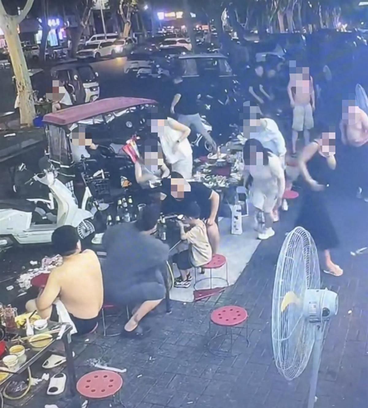 河南洛阳，女子和朋友在烧烤店外吃烧烤，不料，楼上突然有人向下泼洒不明液体，事后，