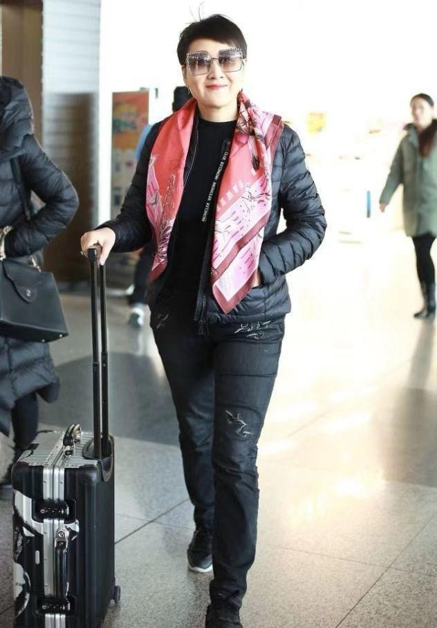 张凯丽新剪了超短发年轻25岁！穿羽绒服配丝巾，完全没有大妈味