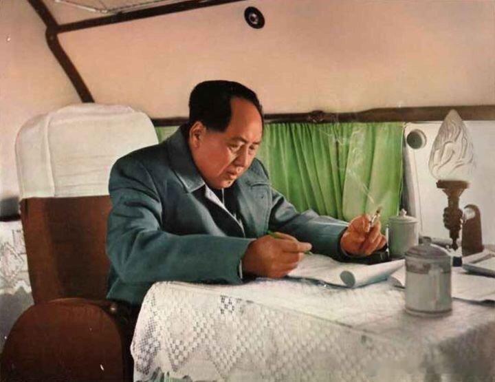 【有了毛主席，人民才能万岁】毛主席认为，人民群众是历史的开创者，是真正的英雄。毛