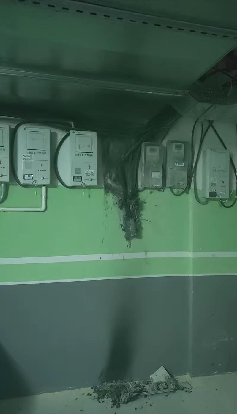 同事，地下停车场的充电桩电表给烧坏了，而问题出在哪，其实线已经告诉我们了。先