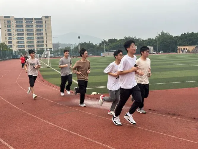 今天看到一篇文章，写道：“睡个老外就要被开除？”“都什么年代了，学校也管得