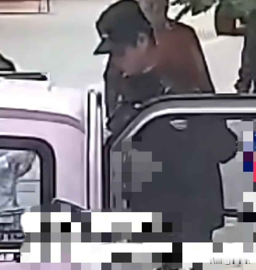 近日，四川成都，一民警和一辅警在处置警情时，民警被歹徒用尖刀刺穿腹部，这时歹徒突