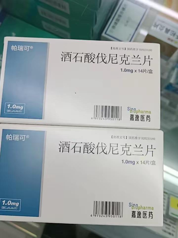 我那朋友以前可是个实打实的“老烟枪”，烟瘾大到离谱，每天兜里揣着烟，手里夹着烟，