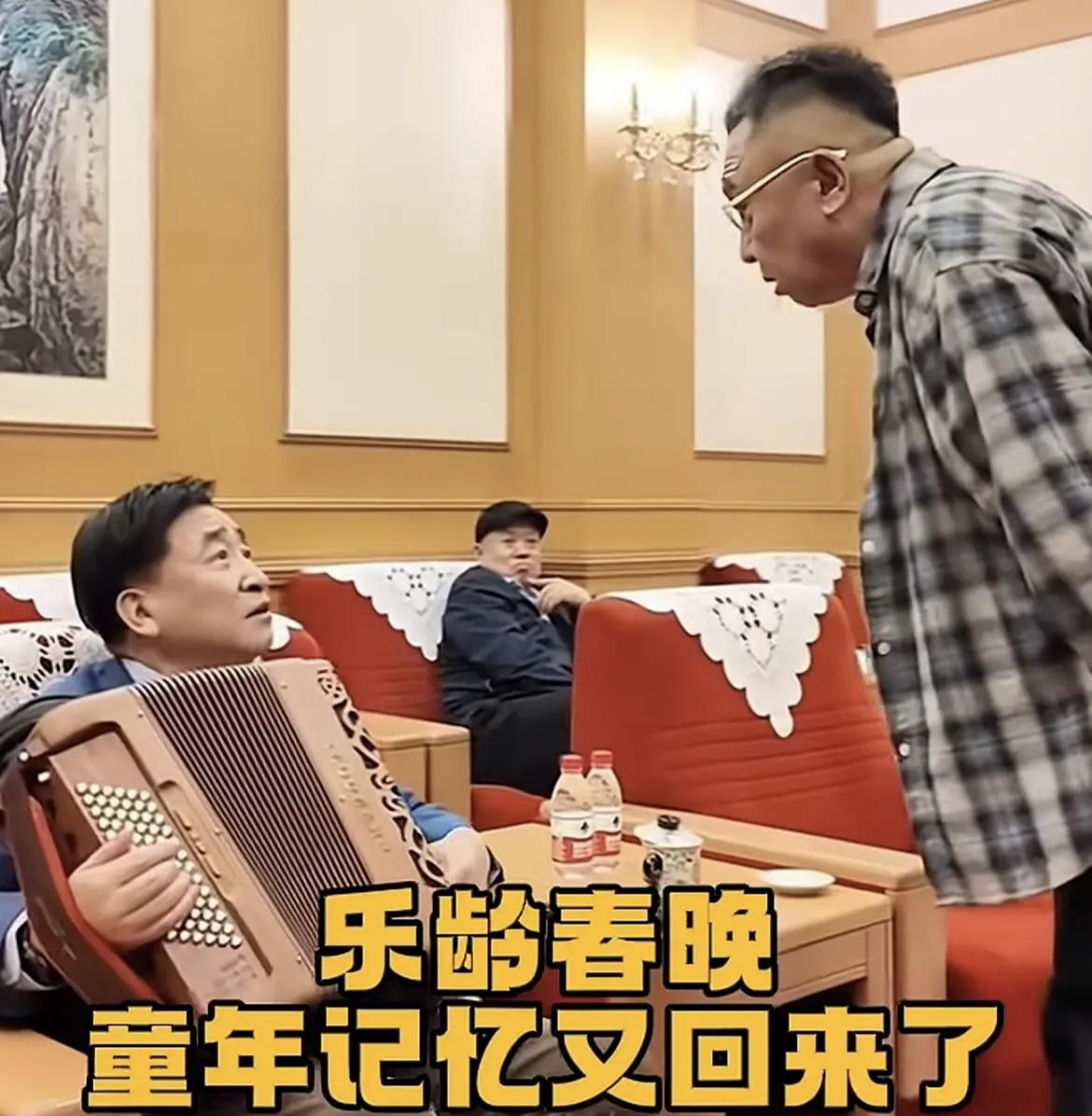 于谦如今属于越来越随性的艺人了，参加乐龄重阳晚会，姜昆都是西装革履的，他穿着格子