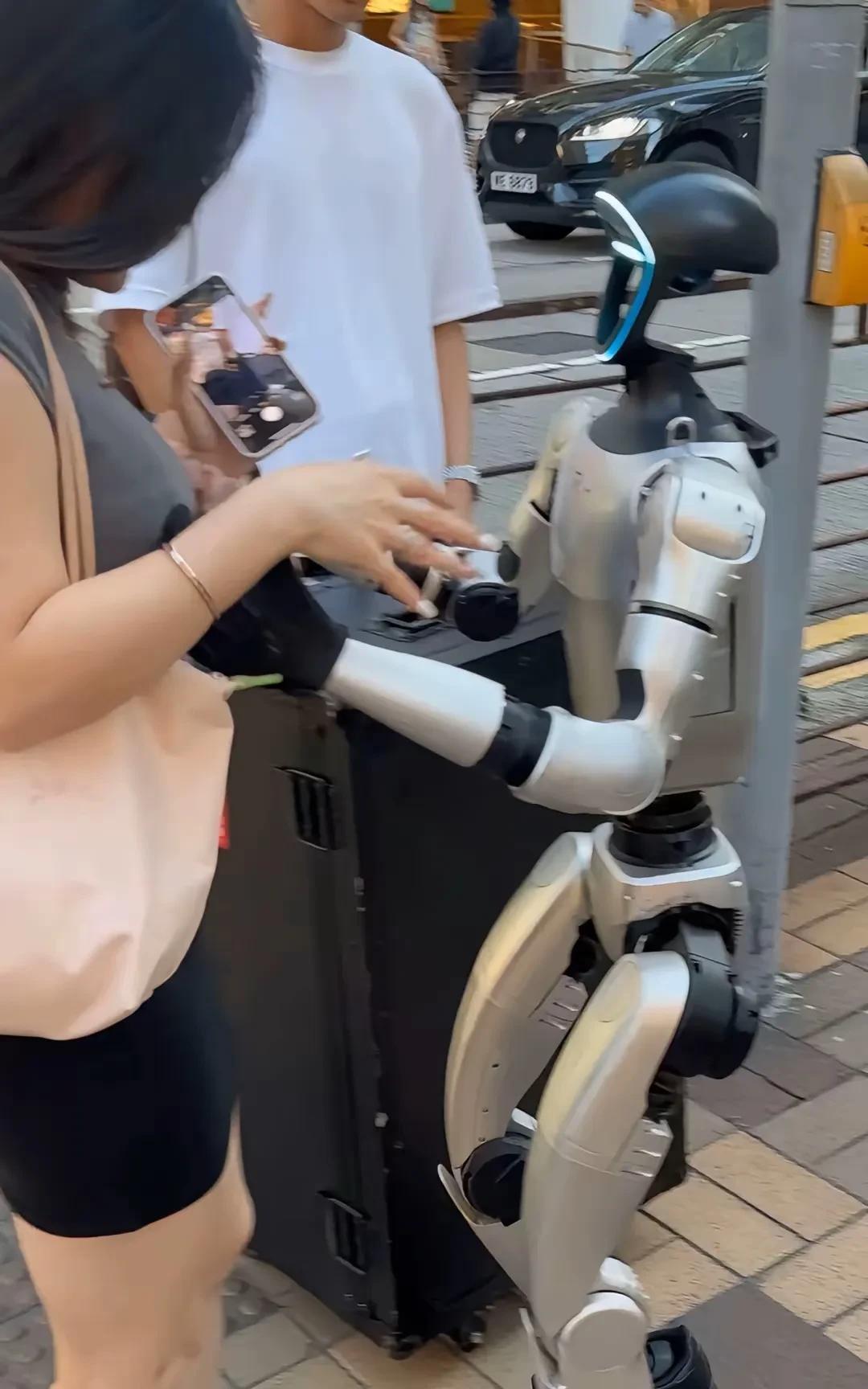 妇女调戏终结者—机器人，人不敢做的事情，他做了[无奈吐舌]