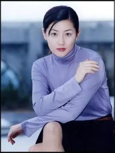 李英爱确实是公认的冻龄标杆但她的冻龄不是强行留住少女感，而是优雅抗老。年轻