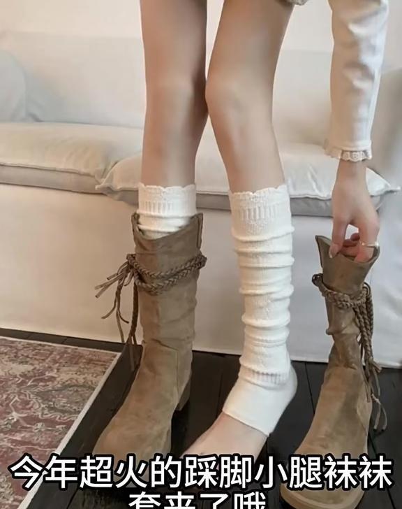 秋天第一双堆堆袜🧦终于被我翻出来了！白色镂空踩脚袜套+黑色长靴=王炸搭配💥