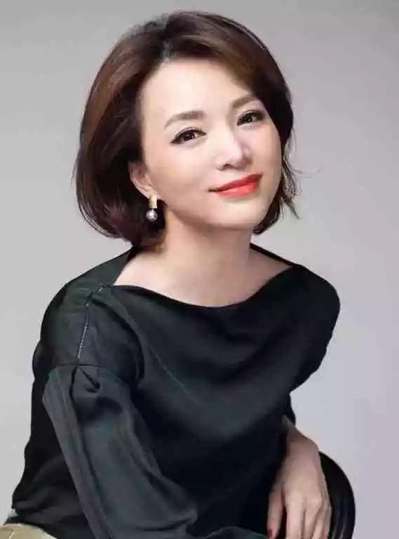 央视最受欢迎的十位女主持第十位：刘芳菲。刘芳菲出生于哈尔滨，其祖父与日本颇有