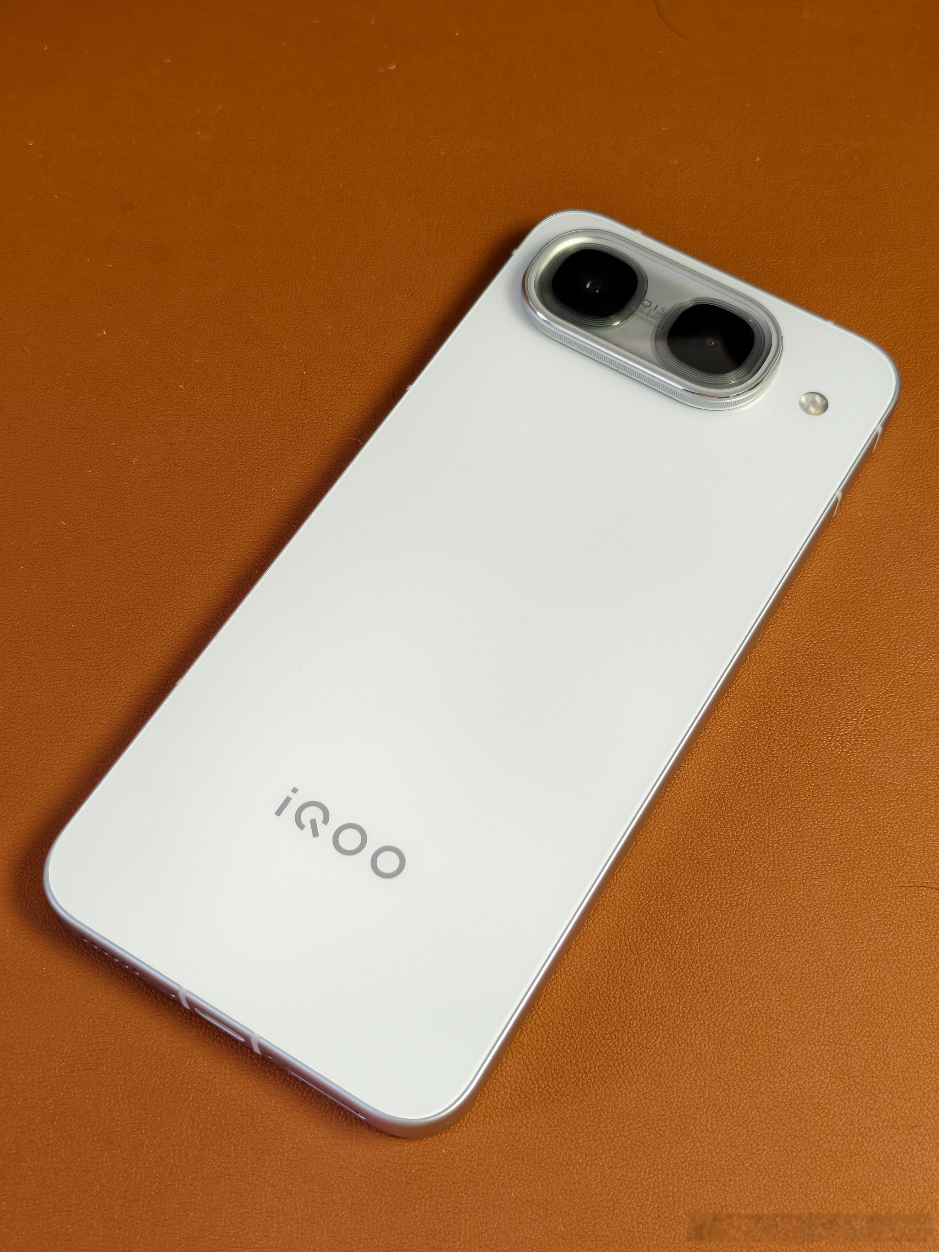 iqoo拿到iQOONeo11至尊版驰光白真机✨，白色机身质感很清爽