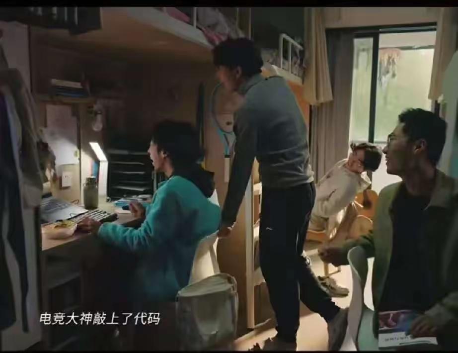 电竞大神码代码，有错吗？这不是挺好的工作吗？