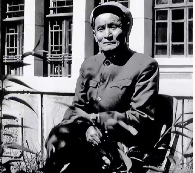 1973年，内蒙古一供销社丢了1400元现金和一支猎枪，警方查了8天一无所获，就