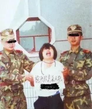 90年代末，一名女死刑犯临刑前崩溃大哭，但法律无情，罪行终须承担。法治社会严惩恶