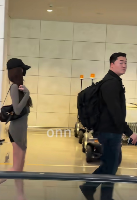 张元英，百米开外就能一眼锁定的美女。又高又瘦，身姿挺拔、肩膀舒展。​
