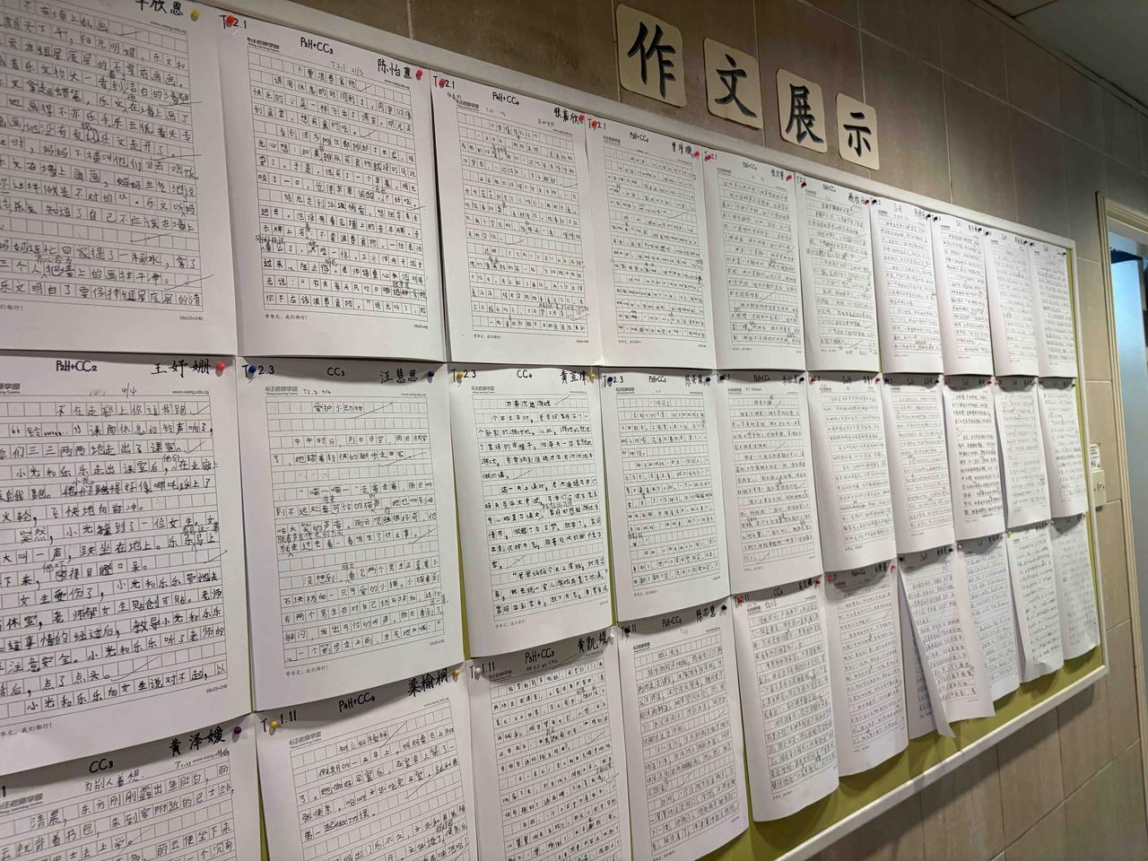 过去老师在学生面前放飞自我，那叫一个才华横溢。现在看见的是老师的唯唯诺诺，听到的