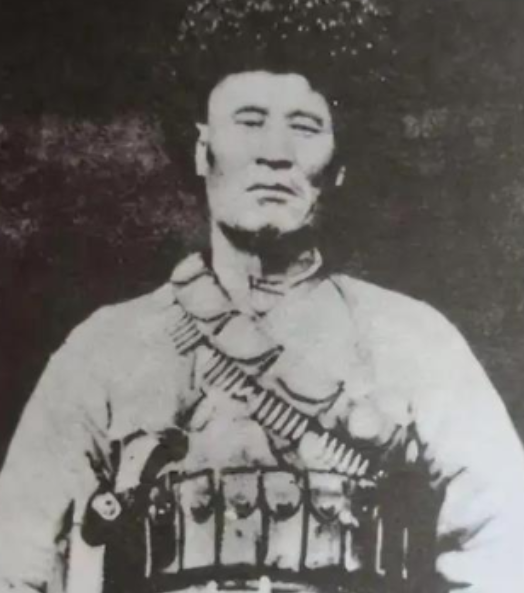 1949年12月，解放军在追击马家军残匪时，一个穿着与众不同的匪徒被司号兵杨忠孝