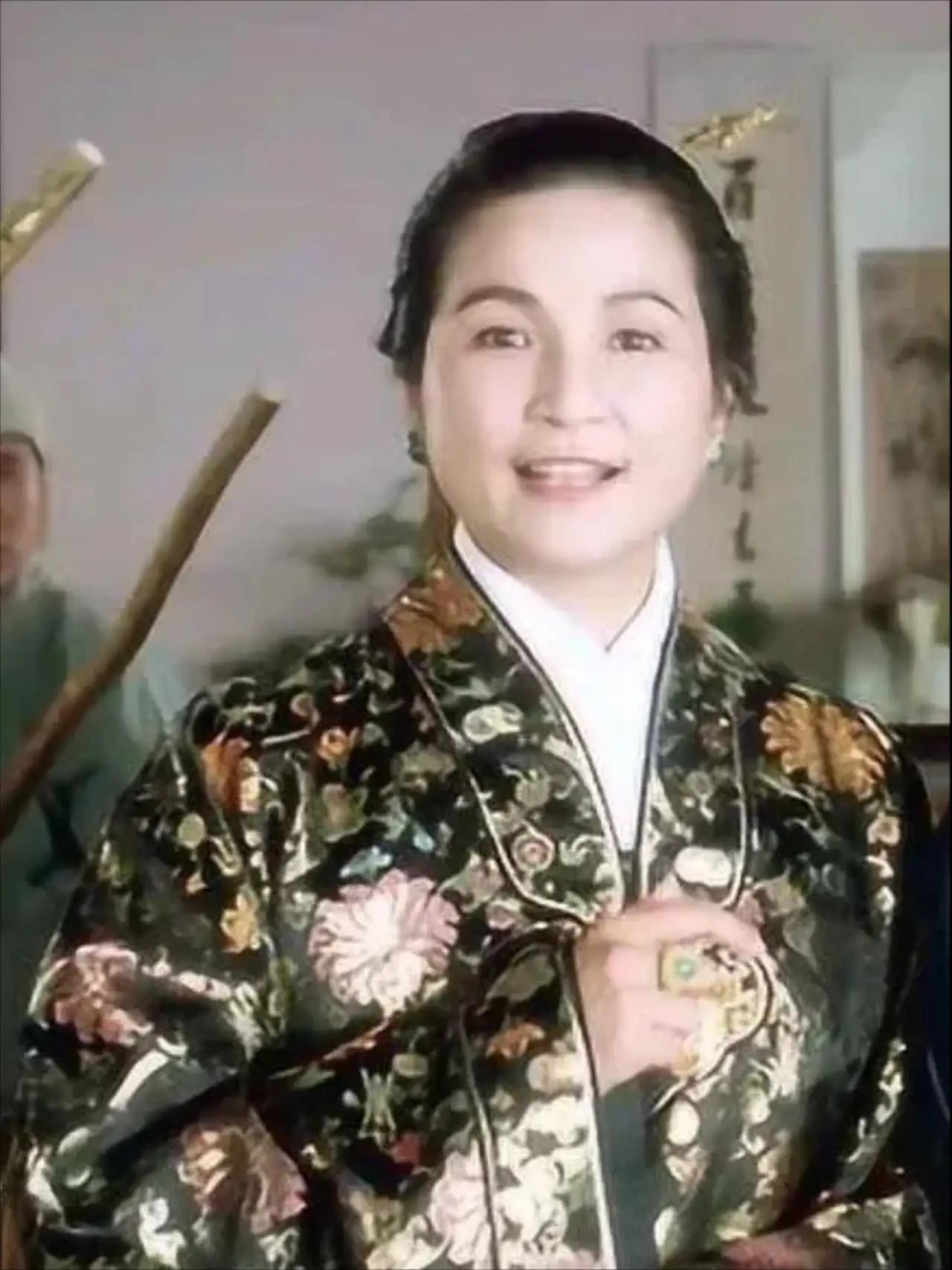 郑佩佩接华夫人时，刚离婚，没房住，兜里比脸干净。周星驰让她疯，她连剧本逻辑都没