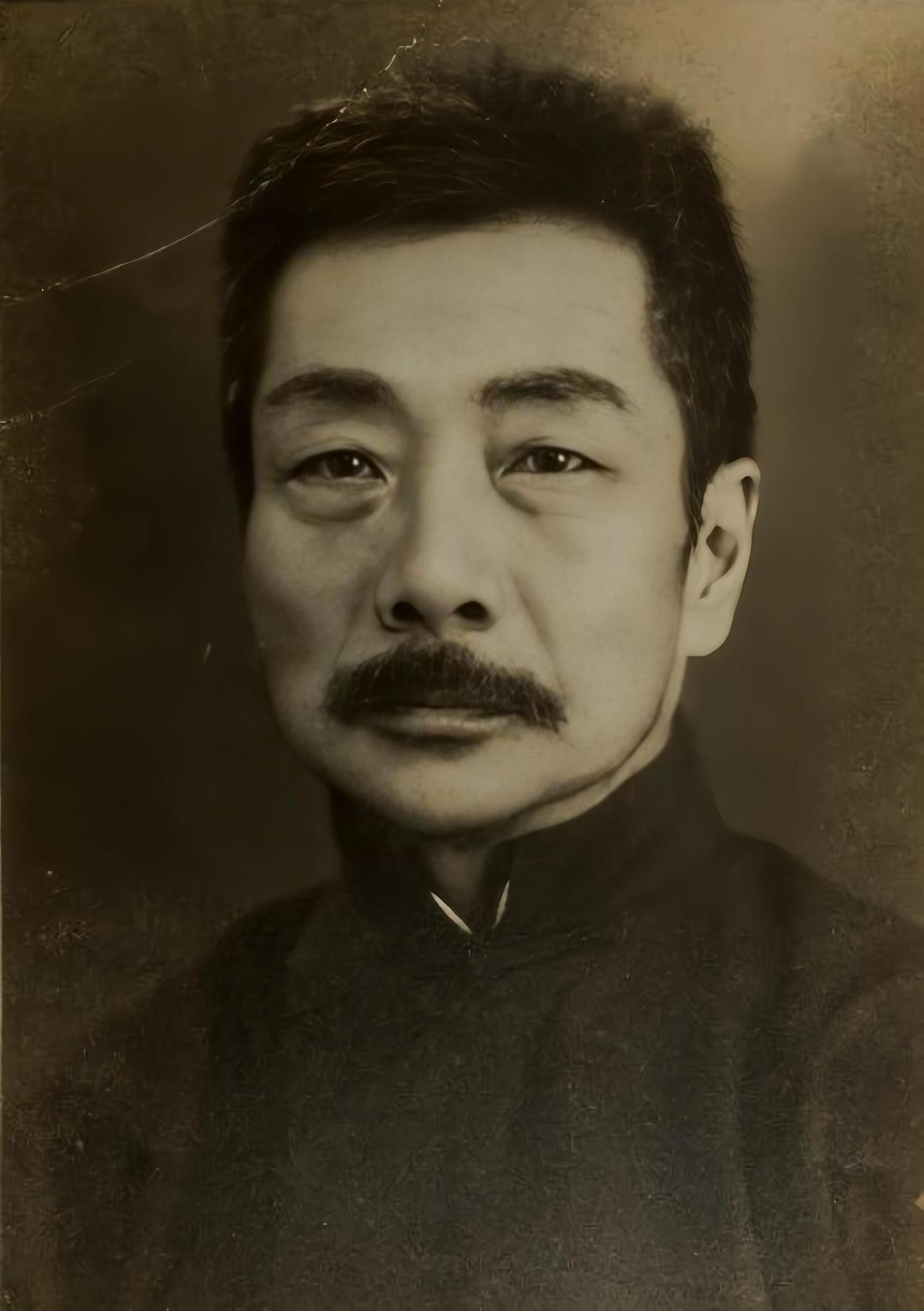 论文学水平，胡适给鲁迅提鞋都不配。胡适所谓的文学，最拿得出手的就是那本《尝试集