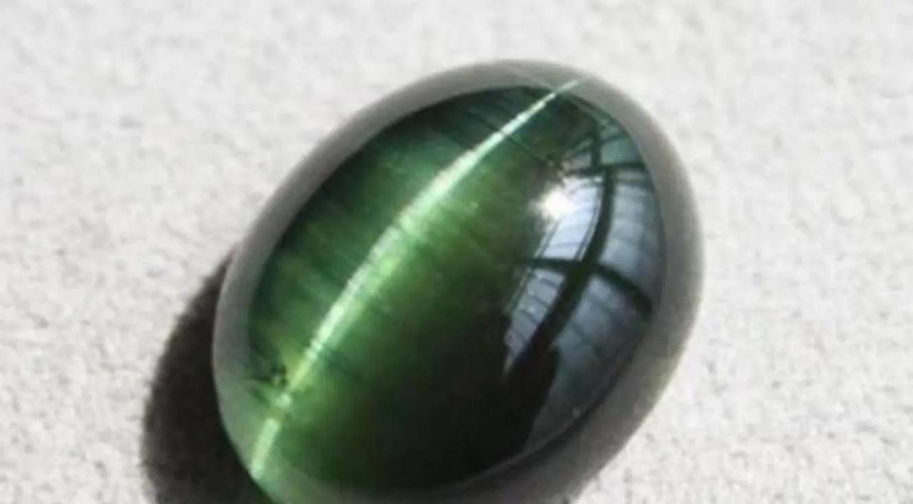 1979年，山东省一位负责给考古队做饭的大娘，在捡木柴时发现垃圾堆放出一束强光，