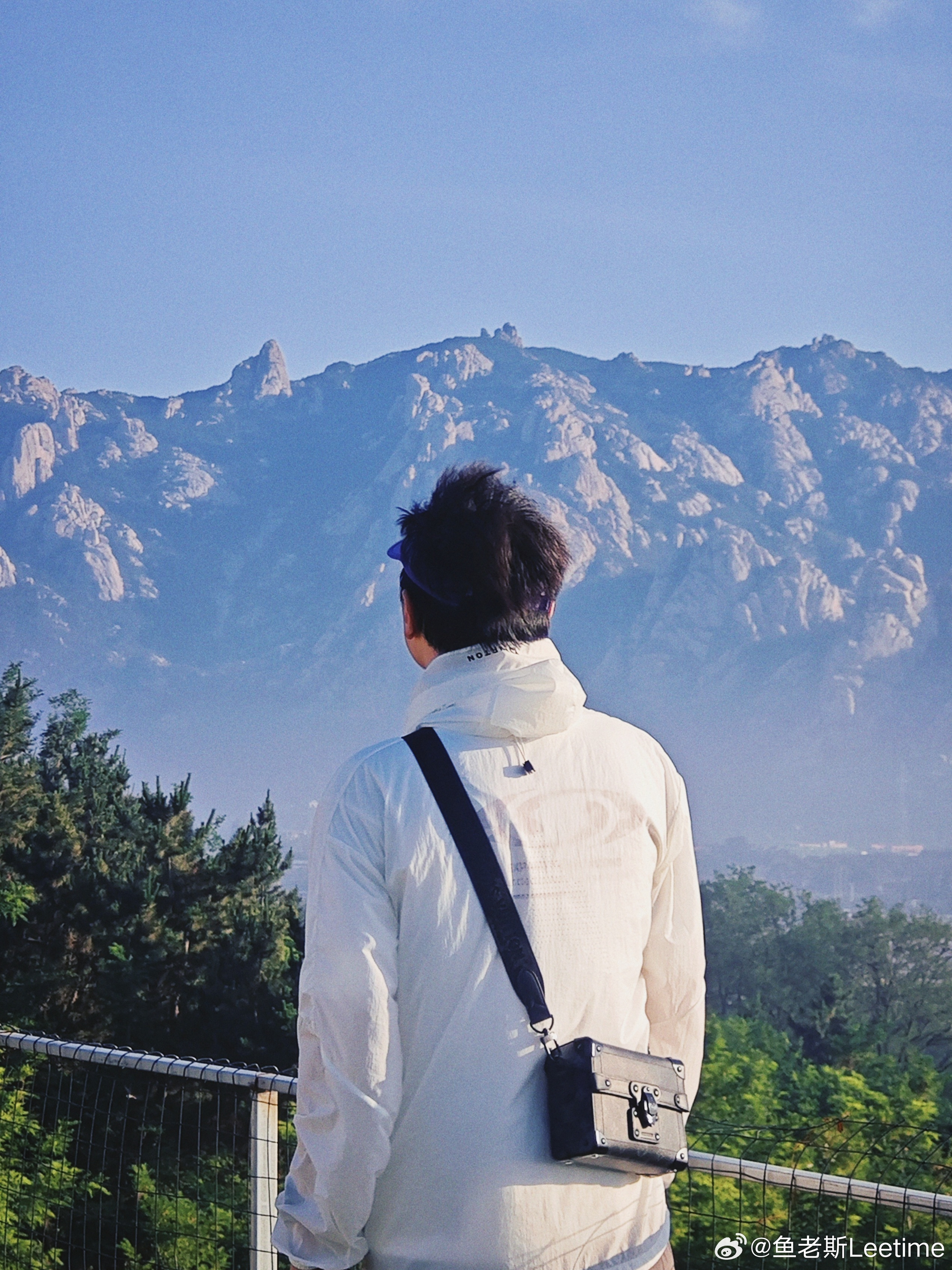 装包，收拾行李，明天去青岛。我人生的两个舒服时刻：一个是去大山滑雪喝咖啡！另一个