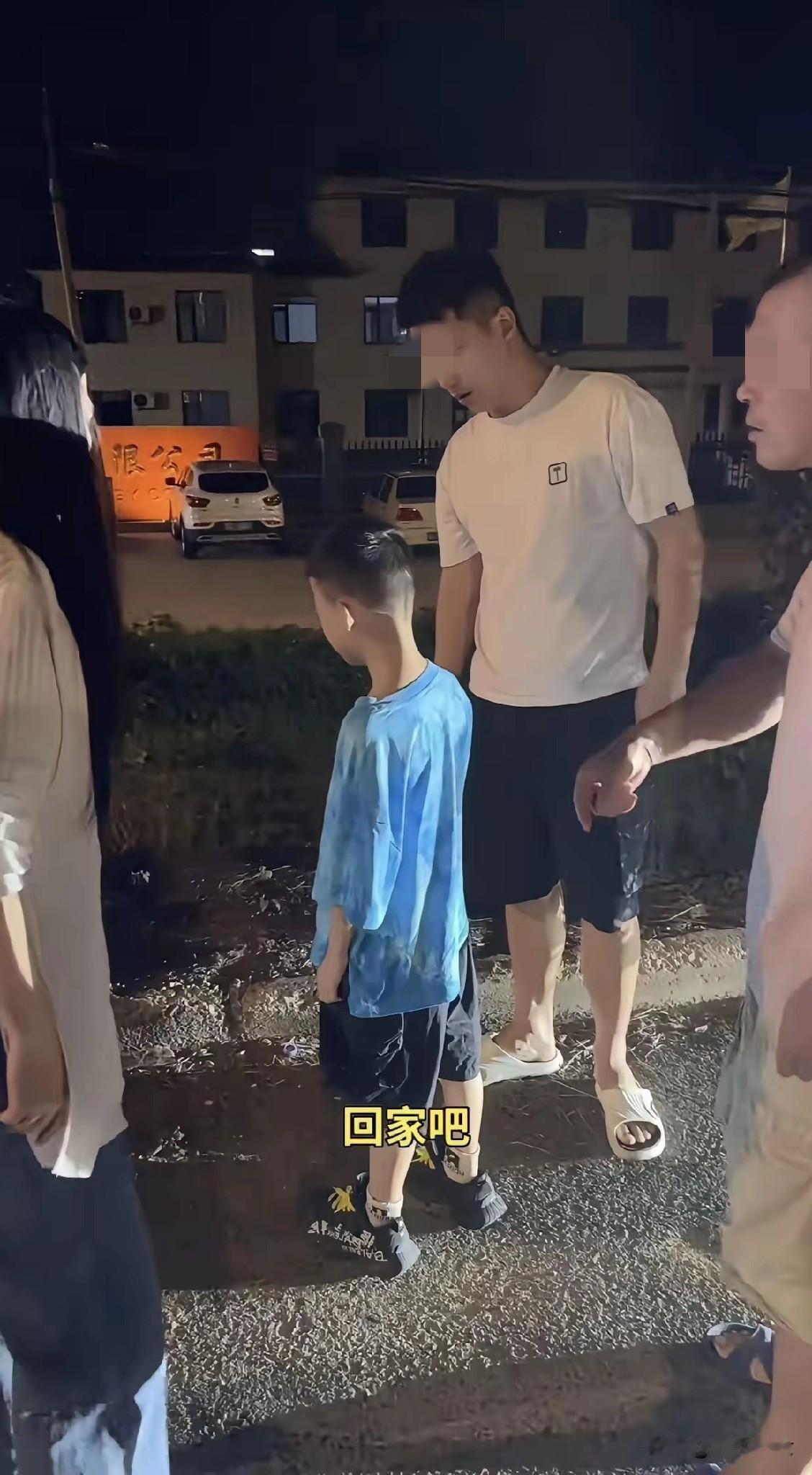 离婚夫妻的9岁儿子离家出走，半夜终于找到了，孩子可怜的站在那里一言不发，让人看着