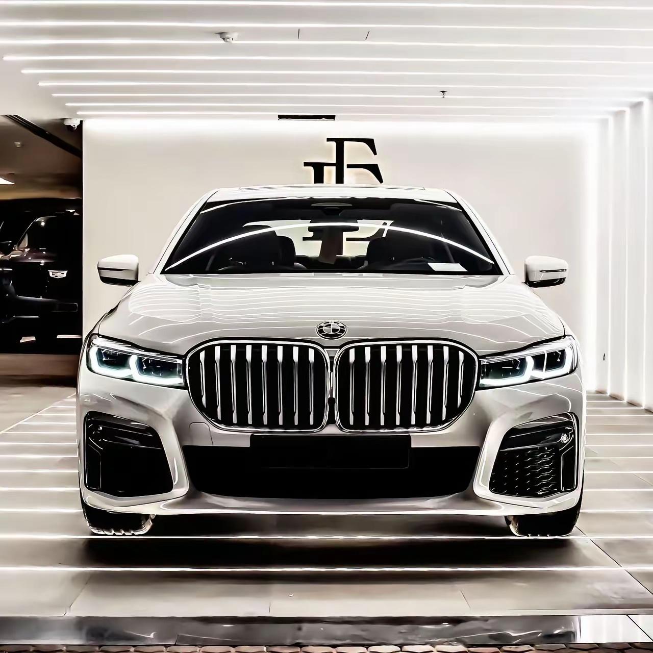 6年前的设计天使之眼贯穿式尾灯—宝马750LiG12