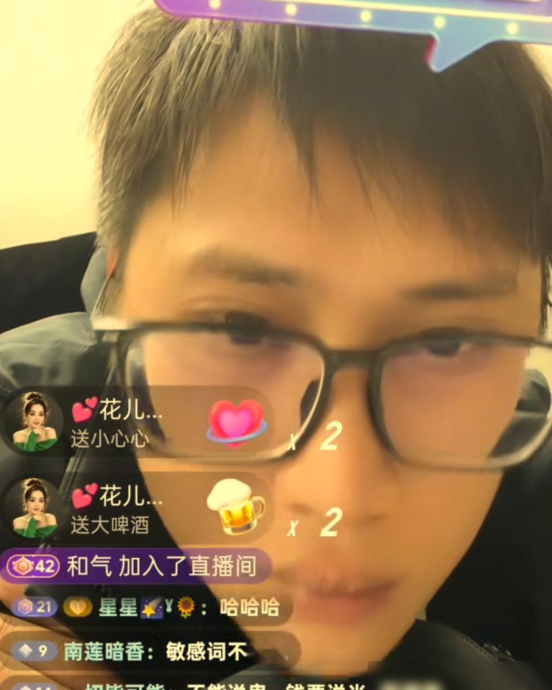 梁志辉直播透露了几个信息：​梁志辉真名叫李雄，这是养家给他取的名字。​梁