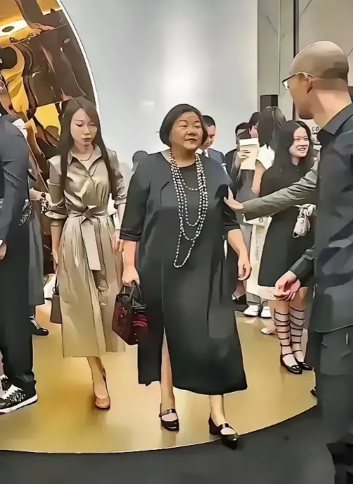 别再说她又老又丑了，人家从来都不靠颜值吃饭！出身名门，又是才女，各种光环的加