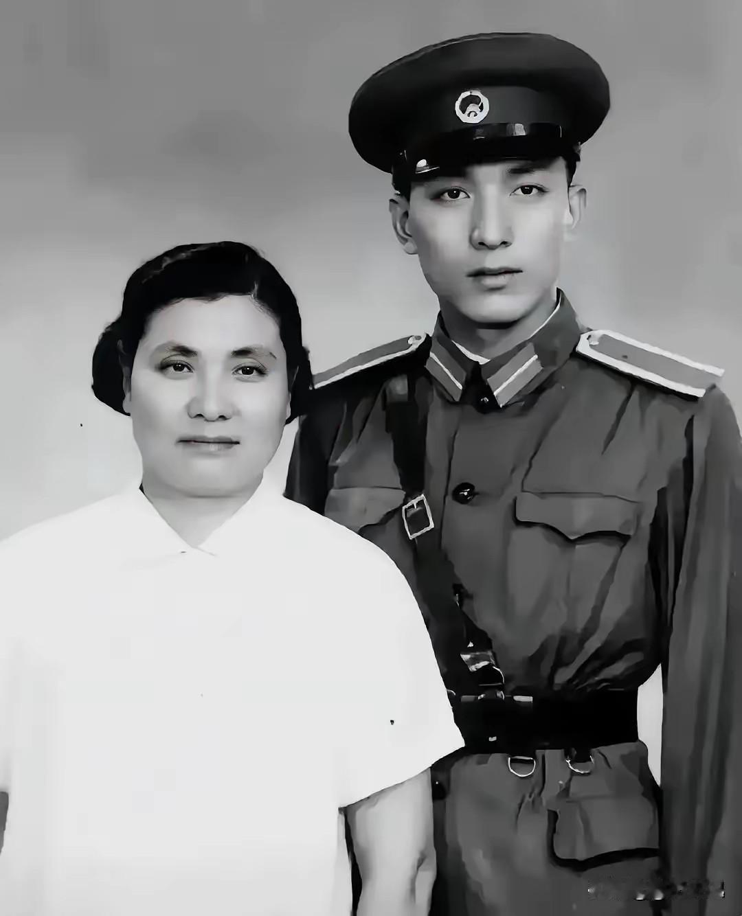 1946年罗炳辉将军病逝，28岁妻子强忍悲痛，一件遗物看哭所有人1946年