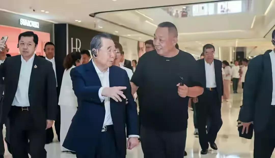 86岁的泰国正大集团资深董事长谢国民，近日现身河南胖东来总部进行考察。从现