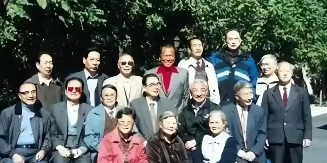 1948年，在党中央的批准及东北局的精心部署下，我国精选出21位杰出青年，远赴苏