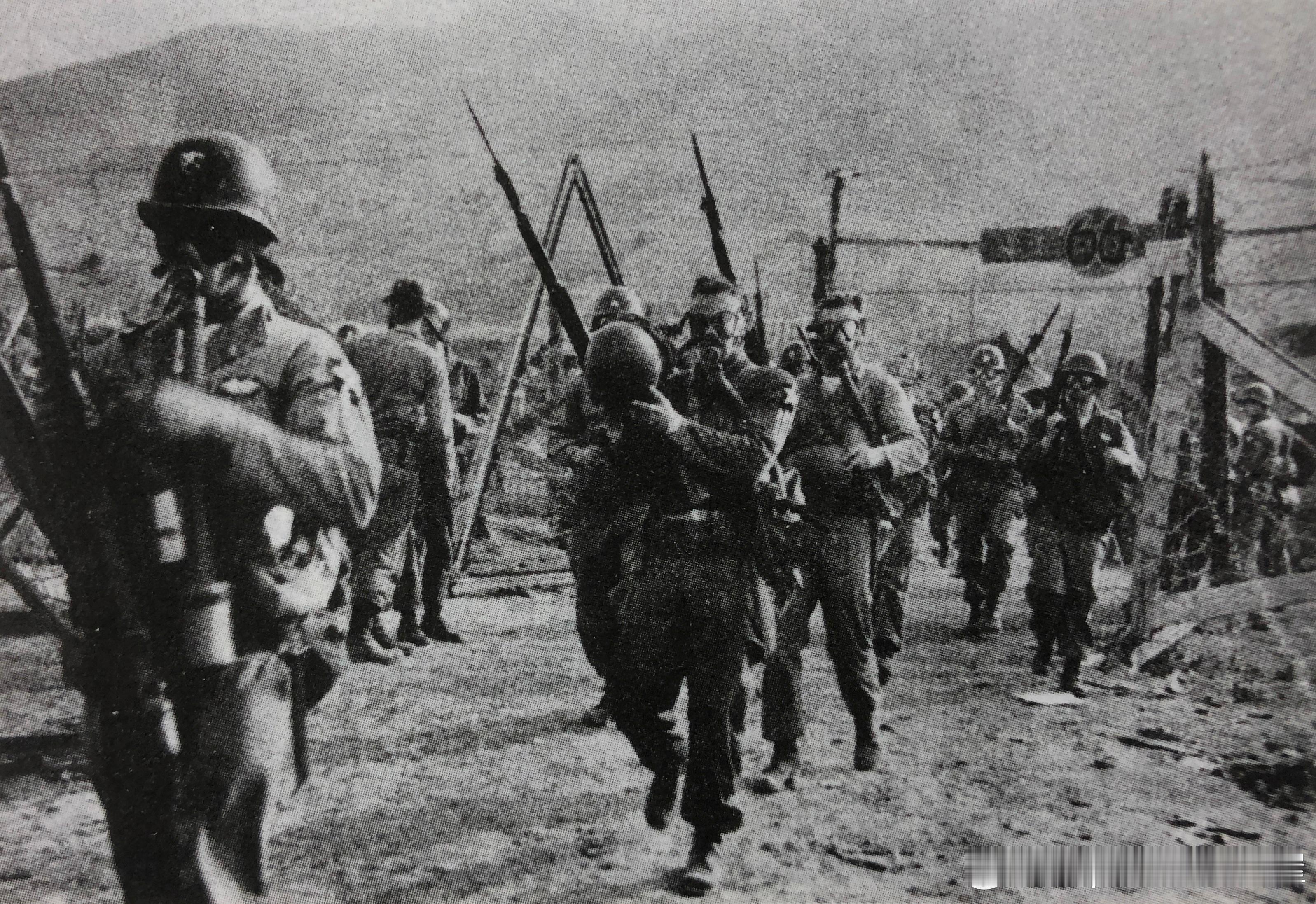 1952年5月镇压完巨济岛战俘营暴动后从集中营走出的美军士兵历史影像