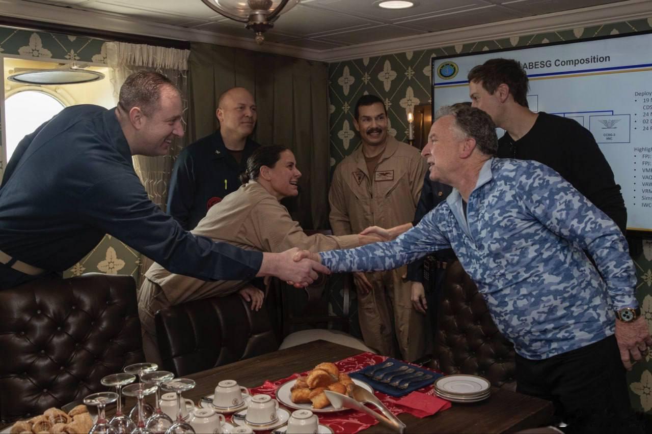 在阿曼与伊朗进行谈判后，维特科夫和库什纳参观了位于阿拉伯海的“亚伯拉罕·林肯”号