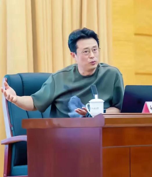 十五年后的中国或将迎来大变局！住房、上班、育儿、看病四大改变，普通人的压力有望逐