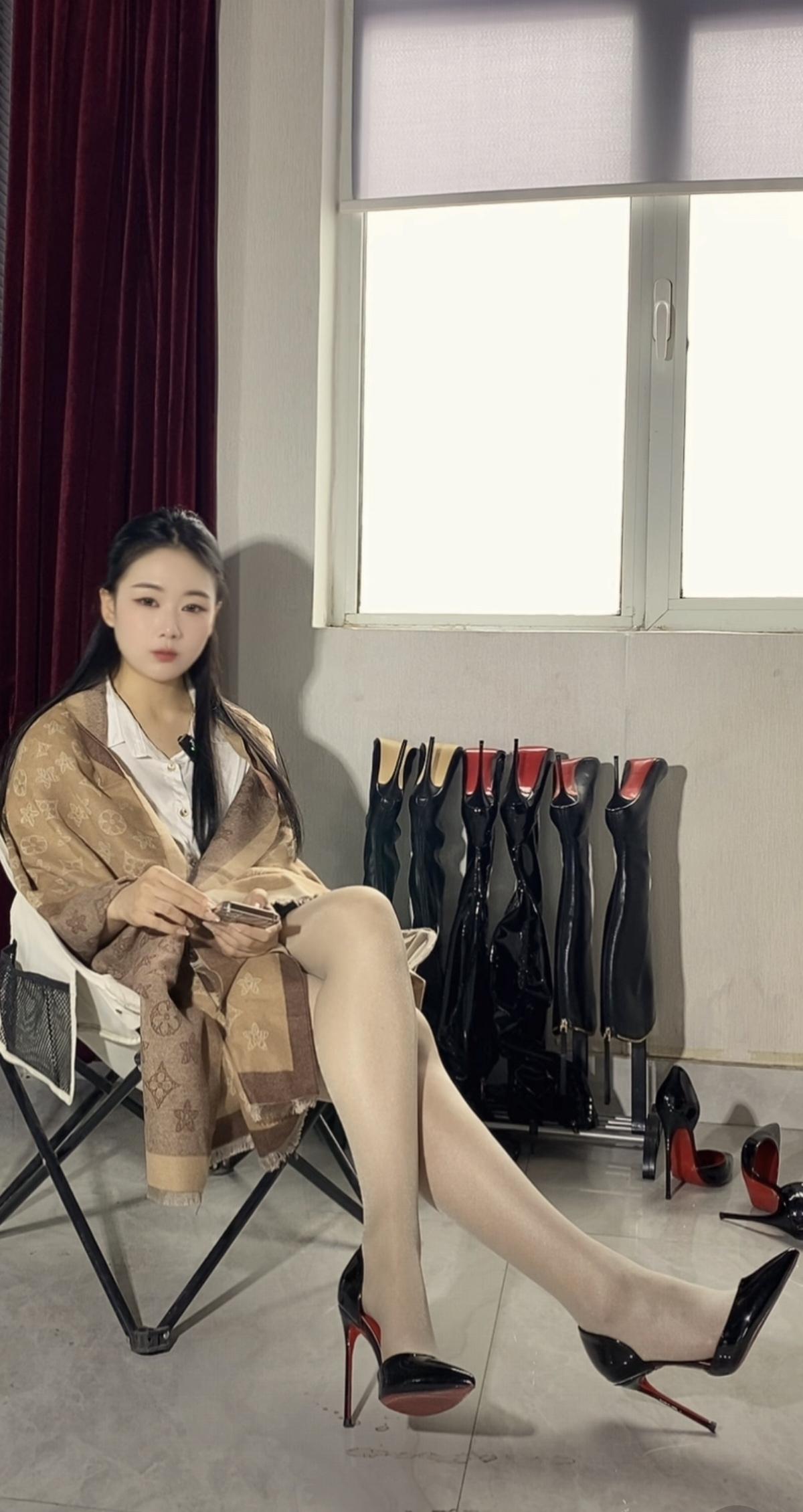 什么样的穿搭可以成为气质女神?优雅穿搭指南：高跟鞋与丝袜的完美搭配！御姐高跟