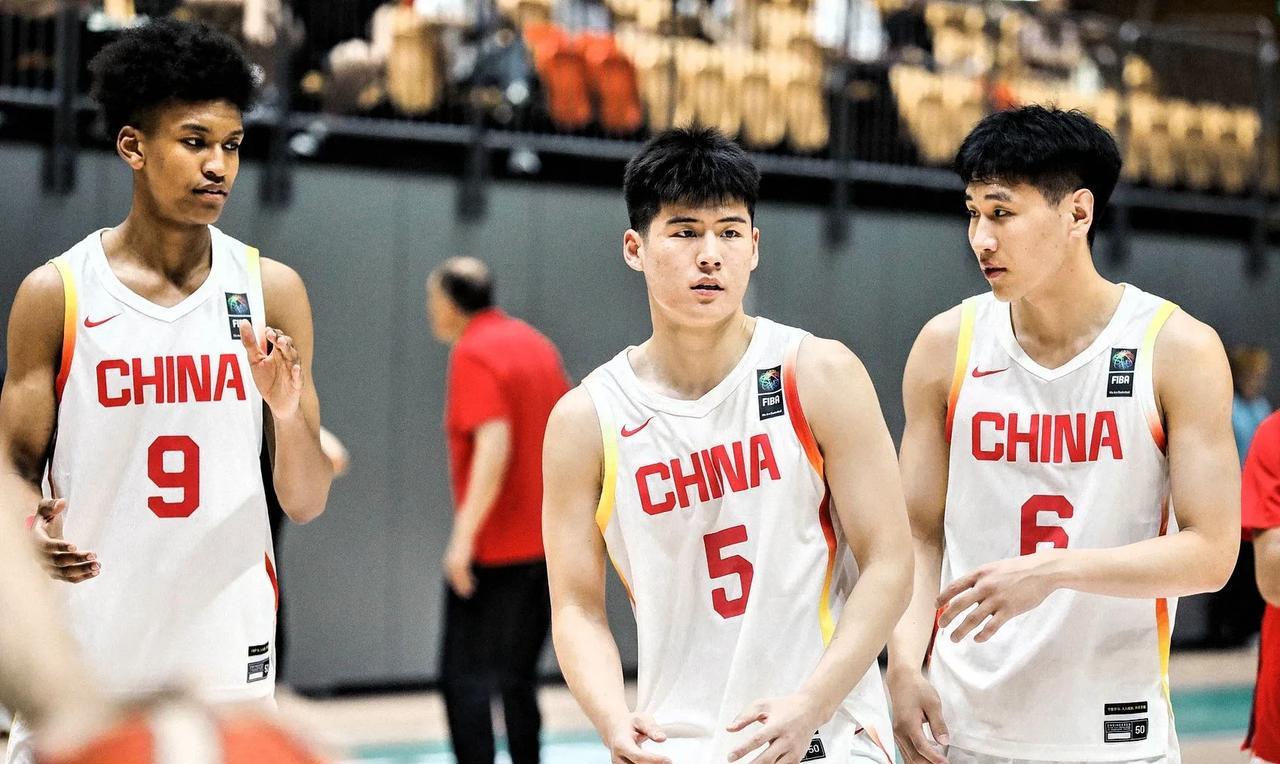 男篮U19混血球员冯傲越长越高！傲爸说：234号位冯奥都能打，19岁的冯奥身高已
