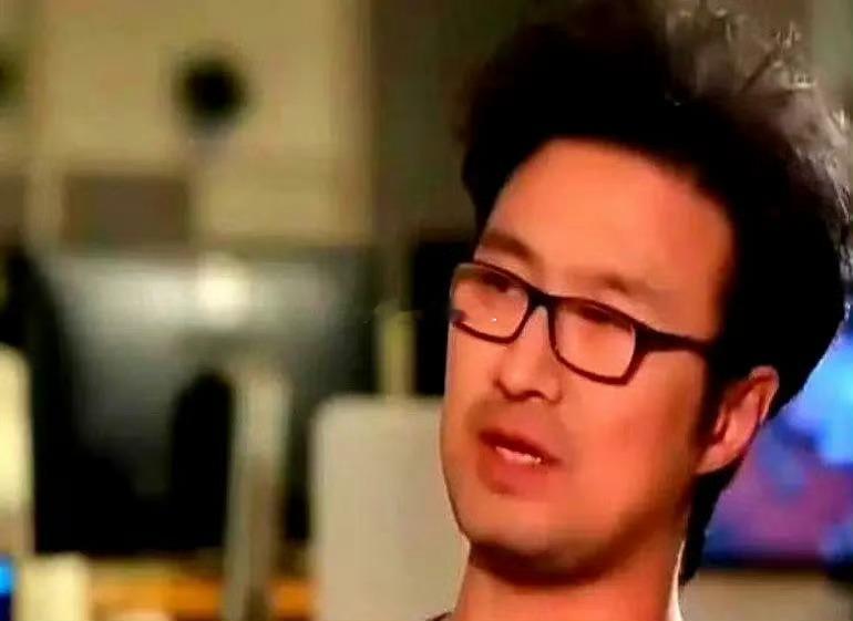 歌手汪峰曾透露，和醒醒妈妈分开后，有次去看望醒醒姐弟俩。陪孩子们玩耍时，醒醒不经