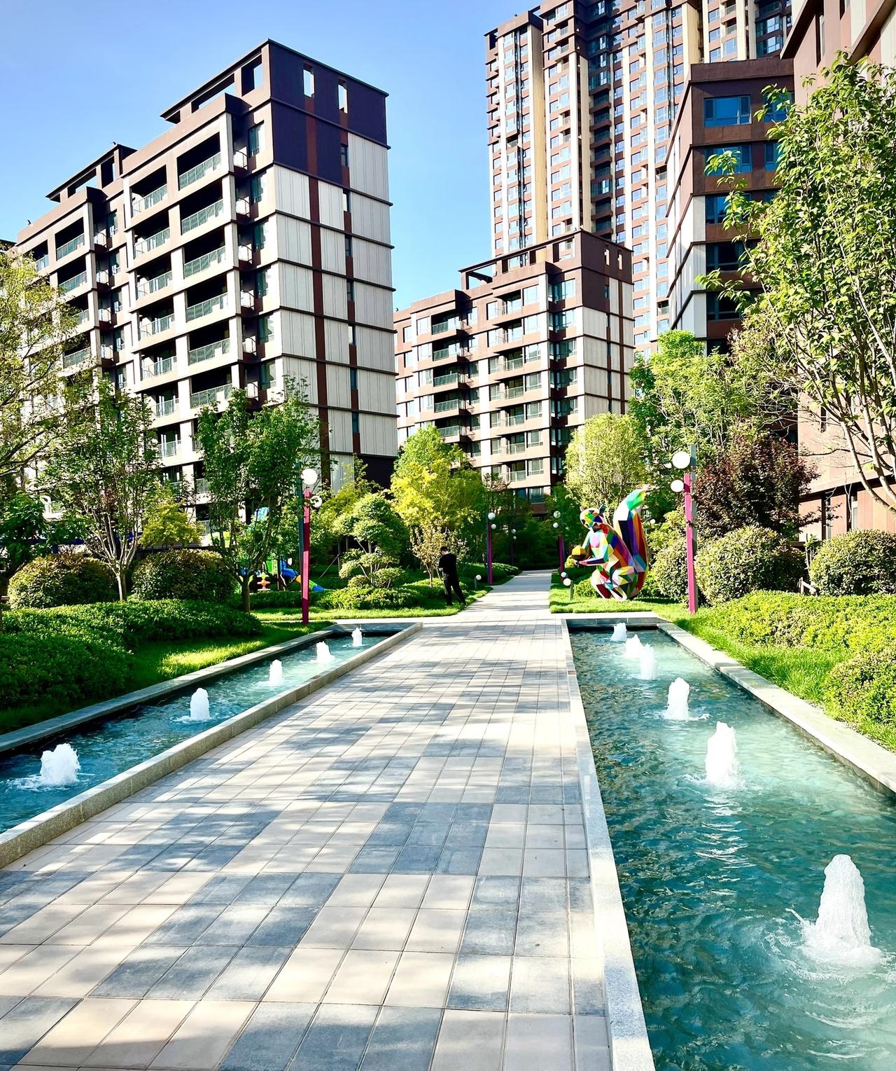 三叔家天津有3套房子，每套大概万左右，一套留着给亲生儿子结婚娶妻用，另一套