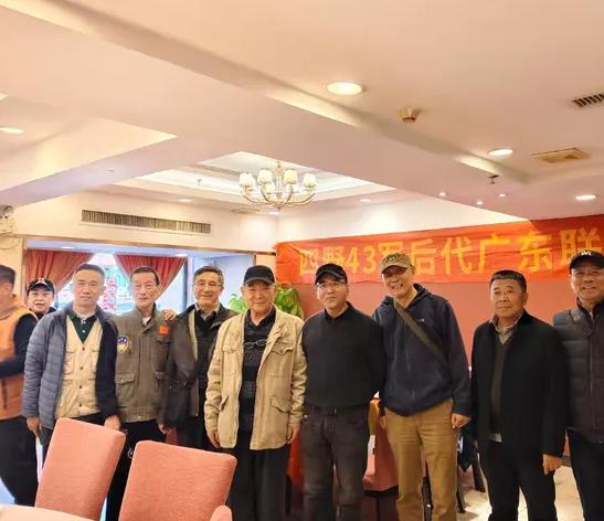 在北京的一家传统宴会厅里，每隔几个月就会有一场特殊的聚会。来的多是七八十岁的老者