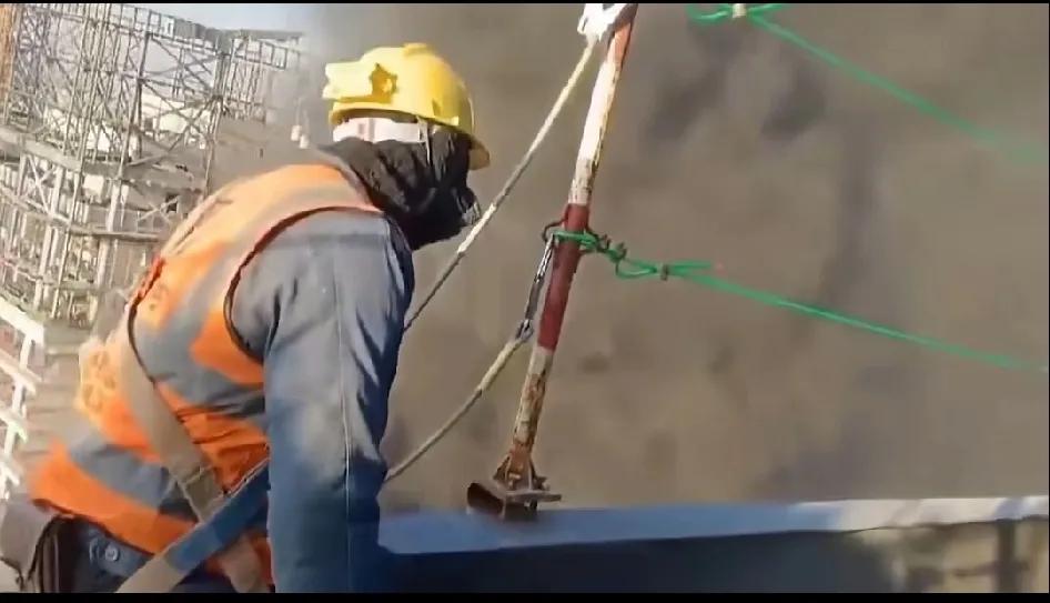 以色列特拉维夫市中心，几名海外建筑工人正在高空作业，即便炸弹崩于脚下，他们依然面