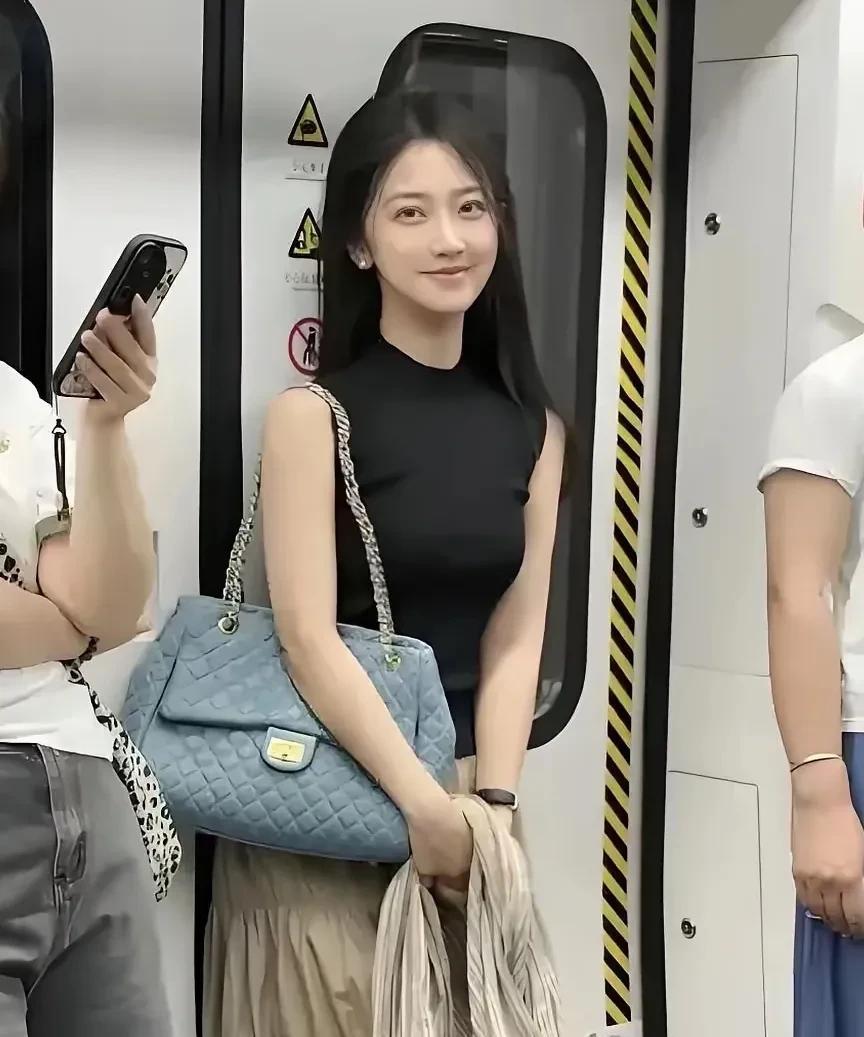 在地铁上遇到一个特别好看的女生，脸上虽说不是纯素颜，但绝没有明显的妆容。清纯中