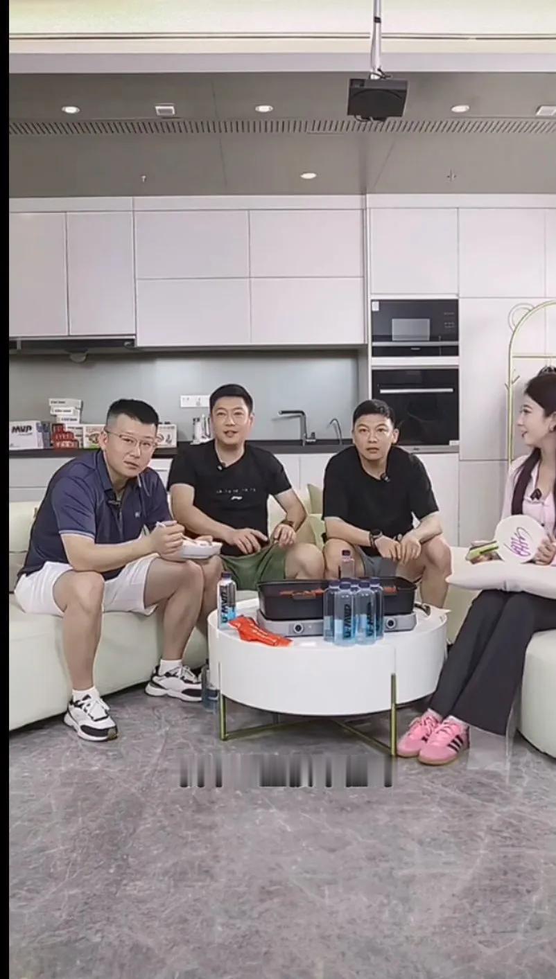 觉得邱贻可和陈玘关系特别好当年都是刺头，惺惺相惜[捂脸哭]一个喂猪，一个军训[