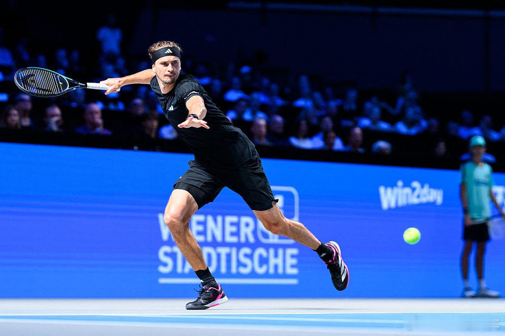 硬地300胜✌️ATP500维也纳站半决赛,2号种子兹维列夫以6-47-5战