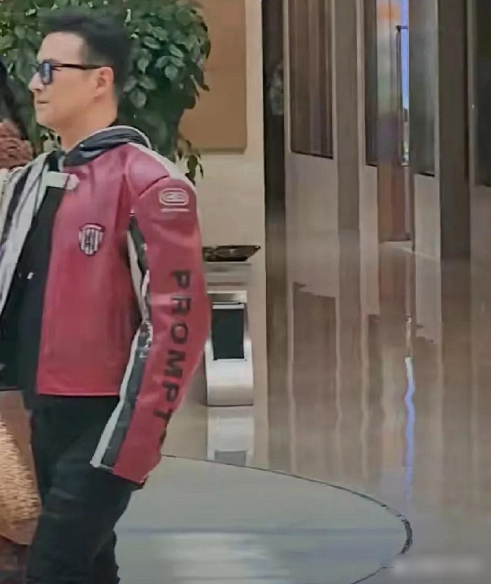 汪峰穿紧身裤太难看了！从照片中来看，他的腿型算不上完美，感觉还有一点弯，如今再穿