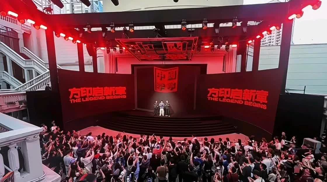 终于等到了王楚钦！可爱又腼腆的大男孩，这发型超帅的，衣服很基础，