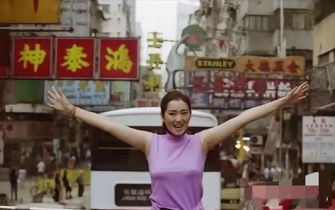 早期的巩俐到香港，与周星驰一起拍片。感觉那个时候她对香港充满了新鲜感，好惬意的