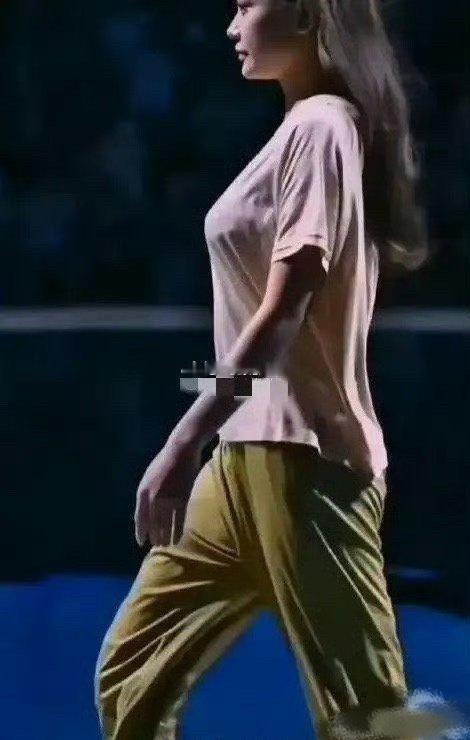 果然明星也拯救不了这么素的衣服