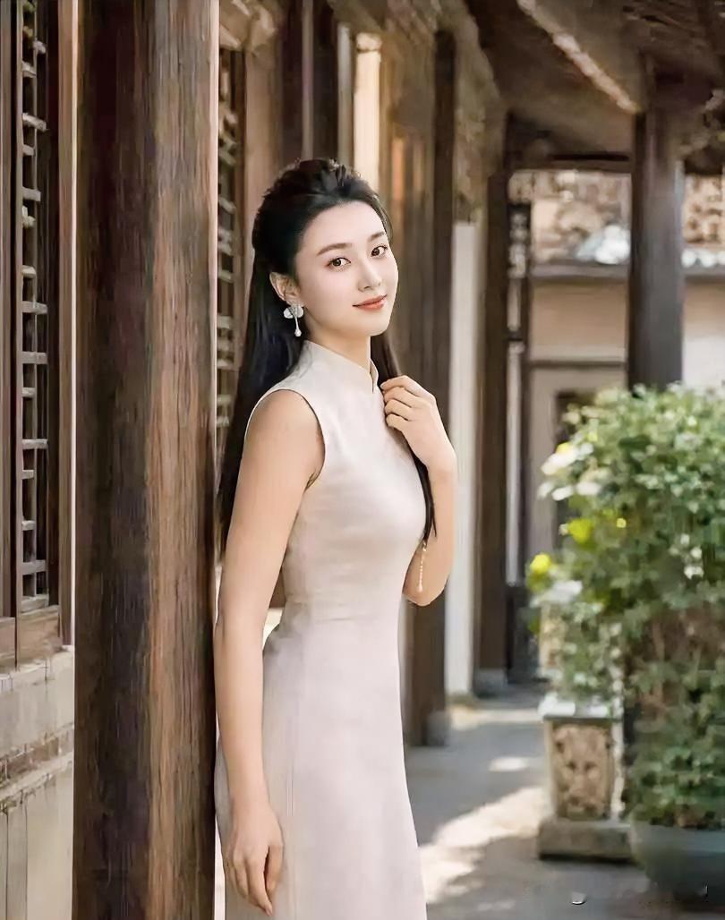 《廊下初秋》（现代散文诗）倚柱凝望，素裙如烟。古廊深幽，光影斑驳。她眉目含笑